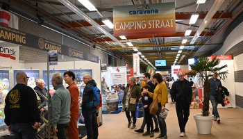 Vakantiesfeer in de campingstraat op de Caravana